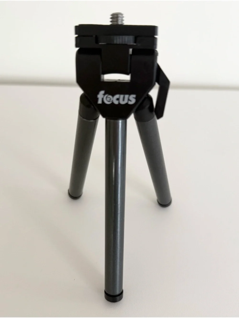 Focus mini screw in photo tripod